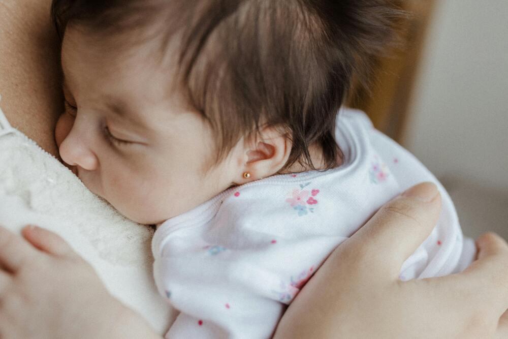 Cuidados Pós-Parto e Sono do Bebê: Orientações Essenciais para Pais e Mães